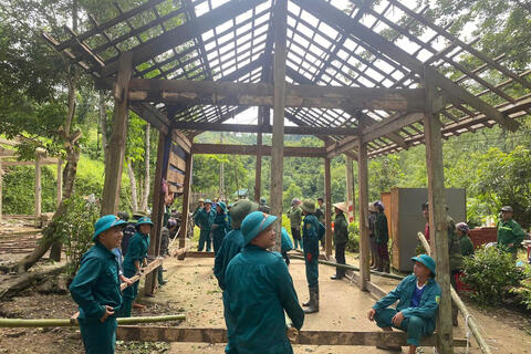Lực lượng dân quân tự vệ giúp người dân phòng, chống thiên tai trong mùa mưa bão